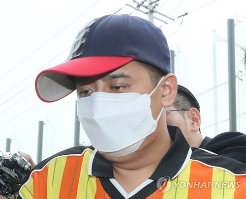 중학생 딸 친구 살해·시신 유기 사건의 피의자 '어금니 아빠' 이모 씨가 지난 10일 오전 조사를 받기 위해 서울 중랑구 중랑경찰서로 들어서고 있다. <연합뉴스>